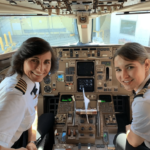 Due donne pilotano un aereo insieme: sono mamma e figlia