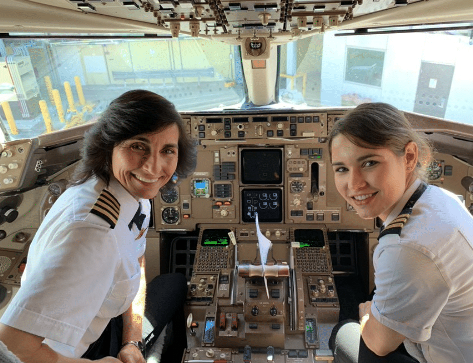 Due donne pilotano un aereo insieme: sono mamma e figlia