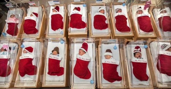 Esiste un Ospedale dove i bambini nati a Dicembre vengono sistemati in una calza natalizia