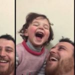 “Ridere sotto le bombe”: il gioco di un papà Siriano per proteggere la figlia di tre anni dagli orrori della guerra