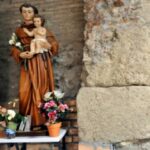 I genitori stanno pregando Sant’Antonio e il bimbo muto dice “mamma”