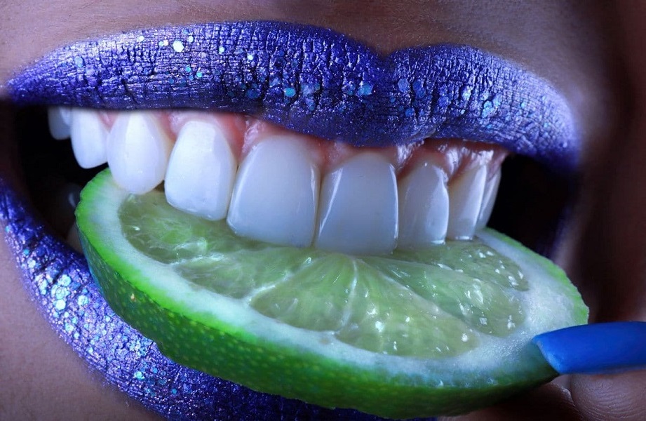Denti bianchi e splendenti: piccole accortezze e rimedi naturali